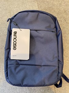 コンパクト＆軽量なのにしっかり保護できるミニマルなバックパック incase City Dot Backpackレビュー