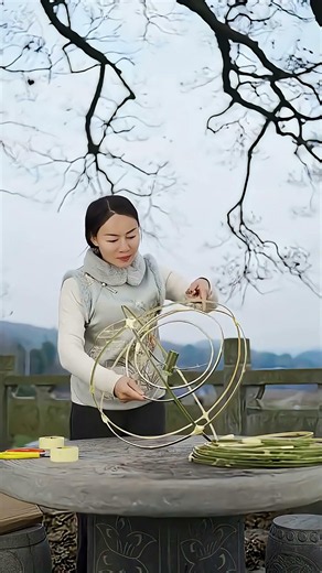 Chinese Intangible Cultural Heritage, this woman makes bamboo balls by hand
