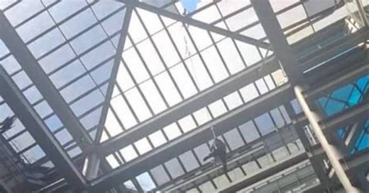 Trabalhador morre após cair de cúpula e ficar pendurado em prédio em SP