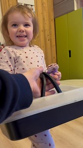 Liva kommer stolt her til morgen, hun har kæmpet sig igennem sneen sammen med farmand og havde taget noget med❤️Heidi Heidi kom lige og se hvad jeg har. Hvor er jeg bare heldig og sikke en kærlighed 🥰 tusind tak glæder mig til at smovse mig i kage.. Så lige CHOKOLADE kage som er vores yndlings 🥳wup wup der skal fest | Mor Heidi's Unger Privat pasningsordning