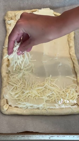 Delicious Loaded Mashed Potato Pizza Recipe