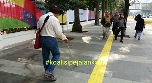 Guiding Block tactile block adalah paving block yang di produksi untuk menunjang aksesibilitas bagi penyandang disabilitas, yakni penyandang tuna netra. Jalur yang digunakan untuk membantu memberikan informasi perjalanan bagi masyarakat difabel khususnya tuna netra dengan memanfaatkan texture ubin sebagai pengarah dan peringatan. DOT BLOCK Teksture ubin bermotif bulat bulat yang memberi peringatan terhadap adanya perubahan situasi sekitarnya,,,, LINE BLOCK Teksture ubin bermotif garis garis yang