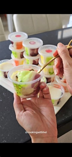 Puding Sutra Tutti Fruity By Cooking with Hel Hasil 17 Cup @ 100 ml https://s.shopee.co.id/2LQhJHrjve Bahan puding: - Nutrijell plain ekonomis @10 gr (yang kecil ya) - ⁠tepung maizena 2 sdm - ⁠gula 140 gr (sesuai selera) - ⁠susu fullcream 1,5 liter - ⁠vanili bubuk ¼ sdt Topping: - aneka selai buah: nanas, melon, strawberry, blueberry, order selai https://s.shopee.co.id/8fLGtW5h8X - ⁠selasih secukupnya buat campuran selai Cara buat bisa dilihat di video. #pudingsutra #reseppudingsutra #caramembua
