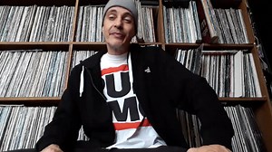 🎶 Grazzhoppa Invites 🎶 Onze huiskunstenaar DJ Grazzhoppa vertelt jullie graag zelf wat er allemaal te beleven valt tijdens de bijzondere 'Grazzhoppa Invites'-week. Met talks, concerten, een uniek belevingsmoment en een theaterstuk met afterparty dompelt Grazz ons helemaal onder in zijn leefwereld. www.ccbrugge.be/grazzhoppa | Cultuurcentrum Brugge