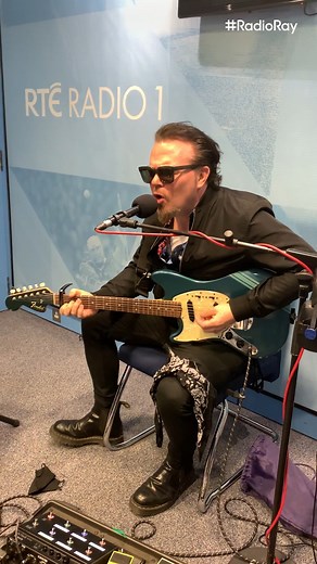 🎸 We are not worthy! 🤩 On yesterday's #RadioRay Martin Nolan of Juliens Auctions brought the left-handed guitar of #KurtCobain into studio. Here's JackL playing Nirvana, Smells Like Teen Spirit. 🙌🏻 | RTÉ Radio 1