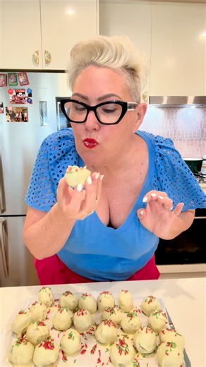 Stephanie Joy de Sousa on Instagram: "BISCOFF CHRISTMAS TRUFFLES: All my recipes are on my website - Easy Recipe Gang.🍴 The ultimate Christmas treat hack 🎄✨ These Biscoff truffles are creamy, crunchy, chocolate-dipped and full of festive vibes! 🍪❄️ No oven. No stress. Just blitz, roll, dip, and decorate 🎉 They’re perfect for gifting, party trays, or devouring straight from the fridge (no judgment). 😍 Make these once and they’ll become your go-to Christmas treat every year! Tag someone who n