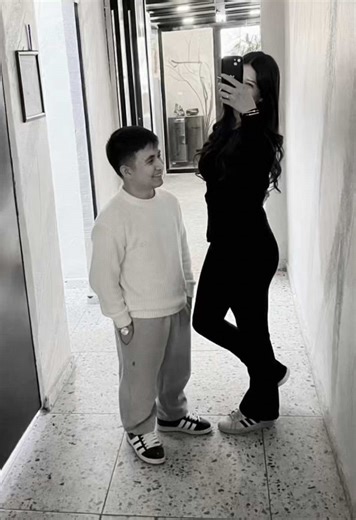 #dreamina #dreaminapioneer #capcutpioneer cuando nos conocimos él tenía miedo de ser juzgado por su altura eso jamás me importaría mi amor mi pequeño 🤌🤍🐻 ¿cómo hacer este efecto de diferencia de altura de pareja con ia? ¿cómo hacer el efecto de compañero en versión mini con ia? cómo hacer que el novio parezca un niño con ia tutorial herramienta de ia para encoger a la pareja sin cambiar el rostro filtro de diferencia de altura para videos románticos y graciosos tutorial de prompts para genera