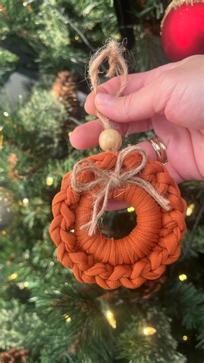 Paola | Modern crochet designer on Instagram: "What about ornaments with T-shirt yarn? 🎄🧶 This little wreath is perfect for your Christmas tree, gift wrapping, table decor, or even as a handmade gift ✨ And it’s made with T-shirt yarn 🥳 If you’d like to crochet a set of different ornaments, you can find this tutorial plus more beginner-friendly videos on my YouTube channel 🧶 This is the last video in my series: one beginner-friendly project every Saturday until Christmas 🎄 📅 Releasing today