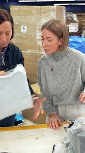 1.2M views · 3.8K reactions | "Ça coûte une blinde !" Elles ouvrent un colis perdu et trouvent des ensembles de foot à forte valeur  "Les rois des colis perdus", tous les jeudis à 21:10 | 6ter | Facebook