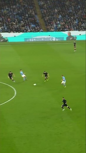 De Bruyne sees passes most players don't see 😲 #shorts