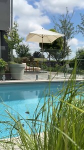 Sabrina Steinek | DASMASSIVHOLZHAUS on Instagram: "[Werbung] Flexibler und luftiger Schatten? ☀️ Für unsere südseitige Terrasse war von Beginn an klar: Wir entscheiden uns bewusst für einen flexiblen und mobilen Sonnenschutz. Sonnenschirme sind luftig, sommerlich und ich liebe das Gefühl, das sie im Garten vermitteln. Unser neuer Sonnenschirm von @dopplerschirme bietet genau das: und noch mehr! Der 70kg Granitsockel sichert euren Sonnenschirm gegen Umkippen, hat aber auch einen Trolley Griff und