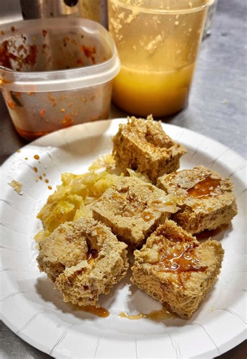 🥢 Stinky tofu is definitely a love-it-or-hate-it dish, but I’d gladly choose this old-school street-style dish over fancy restaurants anytime.⁣ ⁣ This 手工臭豆腐 aka handmade stinky tofu stall at Yizhong Night Market is famous and highly recommended by locals. There’s almost always a long queue, mostly filled with locals, with only a few seats available both inside and outside. You’ll need to take a queue number card and wait for your number to be called before placing your order - very old-school, 