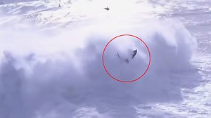 Alex Botelho: Big-Wave-Surfer in Nazaré durch Riesenwelle verletzt - Video