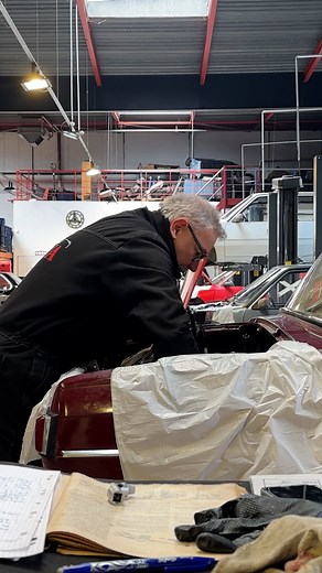 Une école pour restaurer les vieilles voitures 🚙 Le Conservatoire National des Véhicules Anciens propose une formation de 6 mois pour apprendre à restaurer les véhicules anciens. Parmi les stagiaires, des jeunes, mais aussi d’anciens cadres en reconversion, ou des retraités qui veulent revenir à leur passion. | Réel média