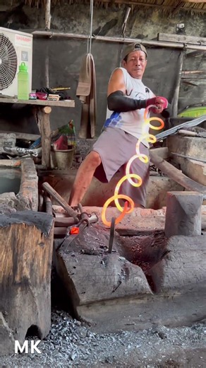 Coba perhatikan dan lihat sampai selesai apa yang dilakukan pengrajin pandai besi #traditional #art