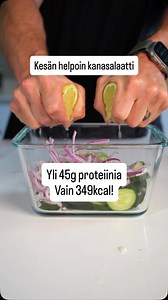 KESÄN HELPOIN KANASALAATTI. Yli 45g proteiinia ja vain 349kcal! 💪☀️ Tallenna ja testaa 💾 Kalorit & Makrot 📊 1 annos: 349 kcal 46g P | 19g HH | 9g R Videolla teen 2 annosta 🍽️🍽️ 📝 AINESOSAT: 400g kanan rintafileetä 2 kurkkua 1 punasipuli 1 lime 1 kourallinen tuoretta korianteria 2 valkosipulinkynttä 80g kreikkalaista jogurttia (10 %) 1-2tl chilihiutaleita (oman maun mukaan) 0,5 tl suolaa (oman maun mukaan) 🧠 Vähemmän päänvaivaa, enemmän tuloksia? Varaa ilmainen ja ei-sitova konsultaatio me
