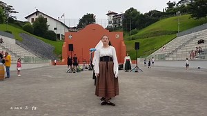 89K views · 2K reactions | Bravo les filles ! Voici le groupe de Danseurs de Guéthary "Getaria Taldea" sur le fronton de Bidart C’est leur dernière création : Arima Dantzan. Ça claque non ? Jolie vidéo de Kaskarot Ziburu | Pays basque | Facebook