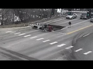 Video shows sinkhole swallowing cars at traffic light