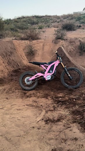 Surron kids don’t build 😂🫵@rio..713 #fortheblondes #72v #surron #1 #isitbubblegumpink