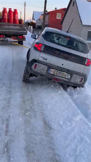 ASPN komandos žiemos ralis 2026 🚗💨 Kai žiema nusprendžia patikrinti ne tik padangas 😅 ASPN ekipažas keliuose: truputis sniego, truputis ledo, vienas Dacia „apkabinimas“ pusnyje ir 100 % komandinio darbo. Vienas veža, kitas stumia, trečias pataria – strategija kaip Dakare, tik greitis mažesnis, o sniego daugiau 😎 O didžiausia pagarba ir nuoširdi padėka geram pravažiuojančiam vairuotojui, kuris neliko abejingas ir padėjo Daciai sugrįžti iš pusnies atgal į kelią 👏 Rezultatas? Nuotykis įvykdyta