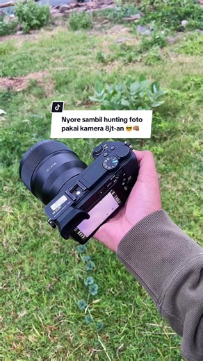 Nyore sambil hunting foto pakai kamera sony 8jutaan 😎👊🏽🔥 Sony a6500 Lensa sony FE 85mm Tertarik punya kamera secakep ini ? Langsung aja datang ke Aperture camera solo #sonya6500 #streetphotography #mirrorless #sony #photography