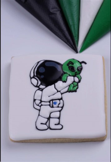 Mission update: baby alien safely returned. 🛸💚#cookiedecorating #satisfying #alien #aliencookies