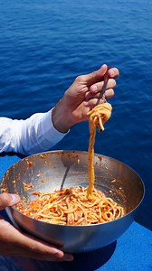 Oggi ti faccio vedere come si prepara il vero Pesto “Pantesco”! Un autentica ricetta siciliana dell’isola di Pantelleria! Preparato con ingredienti freschi e semplici da preparare : segui tutti gli step per ottenere un risultato indimenticabile! Provalo 👌 #pesto #pestosiciliano #italianfood #ricetta #recipe #ricettadelgiorno #recipeoftheday | Andrea Giuseppucci