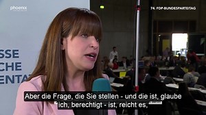 FDP-Parteitag | Das Zitrus-Selfie, Sinnbild der Anfangseuphorie von den 2021 frisch in die Regierung gewählten FDP & Grünen, scheint zu verblassen. Politologin Julia Reuschenbach (Freie Uni Berlin) hält es für fragwürdig, ob die FDP mit ihrem Kurs als Wahrer der Finanzen weiterkommt. Der Livestream zum Parteitag und weitere Einordnungen 👉 phoenix.de/s/gB | PHOENIX