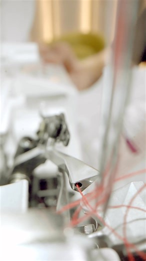 Vidéo ASPIRE 6 - L’enfilage ✨ L'enfilage n'a jamais été aussi simple ! La nouvelle baby lock Aspire apporte un vent de fraîcheur dans votre atelier de couture : grâce au système d'enfilage innovant ExtraordinAir, les longues tentatives d’enfilage compliquées appartiennent enfin au passé. 🧵 Une simple pression sur un bouton et les boucleurs sont enfilés. Rapide. Propre. Sans stress. 👉 Découvrez dès maintenant à quel point la couture peut être facile avec la dernière machine baby lock ! #babyloc