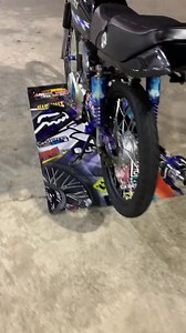 140K views · 5.8K reactions | ta lindo el ax 100  clásico que no pasa de moda, liviano, rápido y con ese flow que solo los verdaderos saben apreciar  #ax100 #yamaha #racingflow #motosrd #2tiempos #clasico #motorlindo #sonidoracing #flowracing #motoamor | Movimiento Racing higuey | Facebook