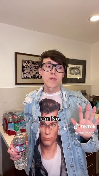 Americans always mocking British accents #unbanthemanniishow #themannii iB@Everett Noble