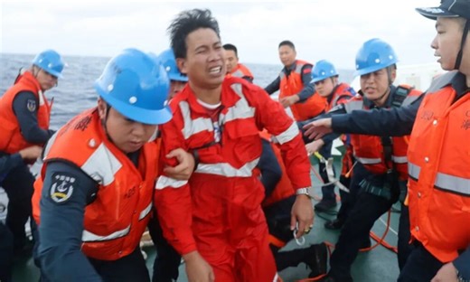 On-site-video: CCG saves 13 Filipino crew members in emergency rescue of capsized foreign cargo vessel in South China Sea