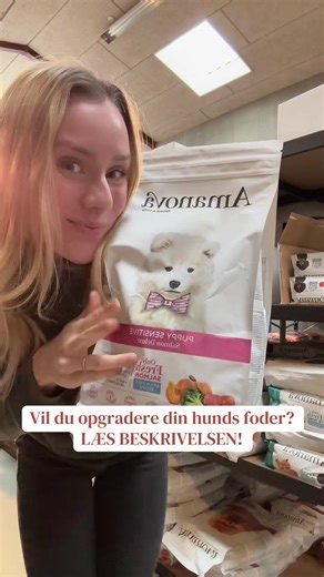 Vil du opgradere din hunds foder, uden at gætte dig frem?🤷🏼‍♀️ Amanova er et familieejet brand fra Spanien, hvor gennemsigtighed er i højsædet. De bruger frisk kød som hovedingrediens, fortæller præcis hvor meget og hvor råvarerne kommer fra, og skjuler ikke noget bag uklare deklarationer. F.eks varianten med laks indeholder hele 70% FERSK laks, de bruger 125 kilo laks til 100 kilo færdig foder. Foderet er udviklet med fokus på at sætte maven i balance, hvilket gør det ideelt til hunde med sar
