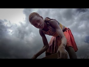 パンデミックで児童労働が増加 ウガンダの金鉱山で働く少女