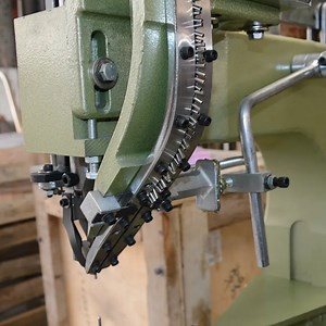 [Hot Item] Automatic Feeding Hardware Riveting Machine Pedal Drive Automatic Clutch Plate Riveting Machine for Semi Tubular Rivet