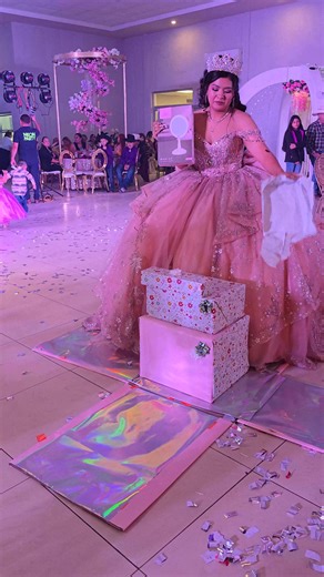 Producciones D'Angel Film on Instagram: "Donde va a poner tantos regaloooooossss!!!! Kristal XV 😎🥰🥹 #quinceaños #xvañosparty #KristalXV #EventosEspeciales #quinceañeras2025 #Quinceañera #XVaños #ProduccionesDAngelFilm #videoparaxv #FotografíaProfesional"
