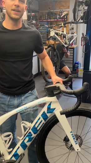 🔥 Trek Madone 2020 – Taille S 🔥 Vélo entièrement refait à neuf, équipé en Ultegra Di2 11v et roues carbone. Un montage propre, performant et prêt à rouler. 💸 2200 € #bike #roadbike #veloroute #veloderoute #cycling #roadcyclingpics #trek #trekbikes | Only Bikes 63