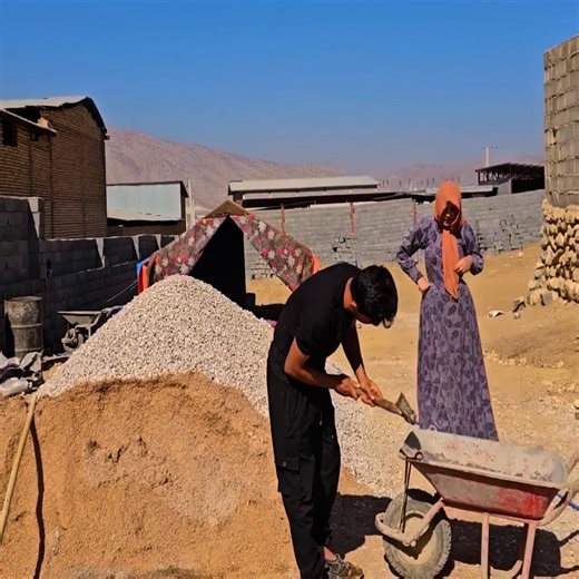 The operator helps the Ayas family with a heater to face the cold, living next to the Kohrig family | Nomad Shows