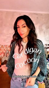 Hai sempre desiderato un cardigan all’uncinetto fatto a mano, ma ti sei sentita sopraffatta dalla complessità dei modelli? Questo tutorial è la soluzione perfetta! Ti guiderò passo-passo nella creazione di un cardigan unico e alla moda, realizzato con una sola maxi mattonella granny. Cosa imparerai: ✅Realizzare una maxi mattonella granny perfetta, anche se sei alle prime armi. ✅Come dare forma al tuo cardigan, con semplici passaggi di cucitura. Questo progetto è ideale per chi cerca un’attività 