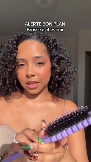 LA FAMEUSE brosse de toutes les curly 🤩 J’suis légèrement en retard non ? 😅 Et dites vous j’ai même pas mis de crème ou de gelée sur mes cheveux alors imaginez le résultat avec 😍🔥 #curlyhair #brosse #pourtoi #curlyhairtutorial #boucle