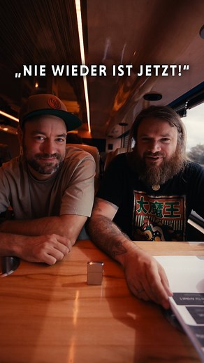 NIE WIEDER IST JETZT! Das wird der Spruch sein, den wir auf das Feuerzeug gravieren werden. Danke für all die Vorschläge und euren Support 🫶 Wie geht’s jetzt weiter? Das Feuerzeug geht auf Reisen zu den @paddyhats, denn der liebe @greenblood1916 wird sich um die Lasergravur kümmern. Nachdem diese fertig ist, werden wir das Feuerzeug versteigern und den Erlös an @exit_deutschland spenden. @exit_deutschland ist eine Initiative, die Leuten mit dem Ausstieg aus der rechtsextremen Szene hilft. Halte