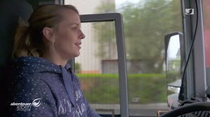 Was haben Cro, DJ Bobo und Die Apokalyptischen Reiter gemeinsam? Sie alle wurden schon mal von Bus Babe Jule Hanke auf Tour begleitet. Die gelernte Köchin kutschiert im Luxus-Nighliner Rockstars europaweit auf Konzerte und Festivals. Wir stellen ihr die spannendsten Fragen zu ihrem Tourleben. #AbenteuerLeben #watch | Abenteuer Leben
