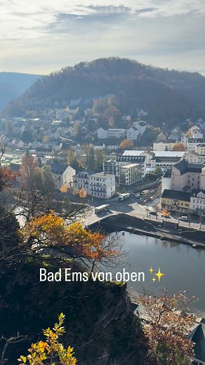 Aussicht über Bad Ems – von oben, mit Blick über die Dächer der Kurstadt, die Lahn und hinauf zum Concordia-Turm. 🌿 Zu sehen gab es das auf unserer Wanderung auf dem Premiumweg HöhenLuft rund um Bad Ems – Natur, Geschichte und Panorama pur! ✨ #typischwesterwald #typischwesterwaldontour #badems #premiumweg #höhenluft #Westerwald #Wandern #lahn #lahntal #concordiaturmbadems #geführtewanderungmittypischwesterwald #aussichtspunkt Lahnwanderweg | Typisch Westerwald
