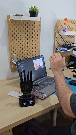 Using computer vision to control robotic hand in real time.#robotics #robot #technology #engineering