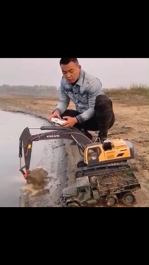 Great miniature excavator!! 😲😲 By here: https://s.click.aliexpress.com/e/_DBIPi63 | Mr.DIY
