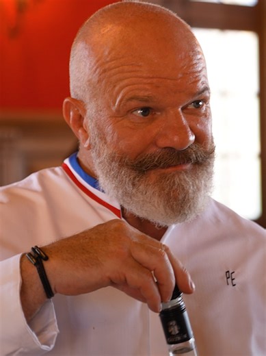 C'est l'heure de la création des cocktails pour les 6 bartenders professionnels et finalistes du championnat du monde de mixologie organisé par la Maison Joseph Cartron Liqueurs & Eaux-de-Vie. L'objectif : créer un cocktail inattendu, en accord avec le dessert du chef Philippe Etchebest, membre du jury ! 🍸 | Neo