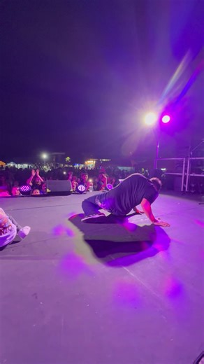 Sisqó's Incredible Handstand to Splits Move