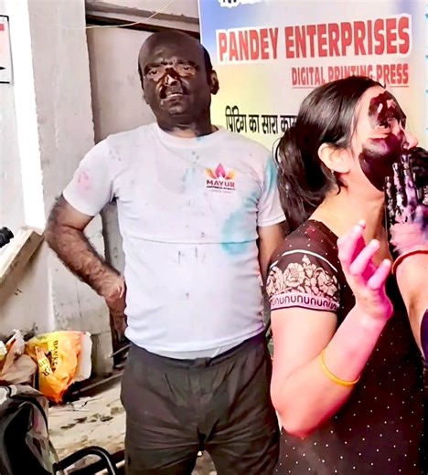 Hamare colony mein sabhi family jabardast pakka rang se hard holi putai khel rahe hain ll Mere papa aur mummy ko pakka rang se holi putai chal raha hai bahut pyar se. | Surya Ghosh