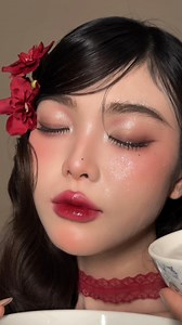 199 reactions · 18 shares | Một công thức nền siêu đỉnh cho mùa hè năm nay. ngoài test kiểu đổ nước lên mặt thì Thanh đã cho mẫu chụp ở một góc @ ko máy lạnh cực kì nóng mồ hôi túa ra vẫn ko xi nhê nhé các bạn. Video túa mồ hôi ở cmt nhé! #xuhuongreal #thanhthanhmakeup | Trương Thị Thanh | Facebook