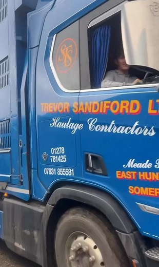 Great feeling being Able to send cattle into wales again now.🏴󠁧󠁢󠁷󠁬󠁳󠁿 First of 2 full lorry’s heading over the bridge this week. If your after batch of Reared stirks to order call myself on 07724390839 | J T Livestock